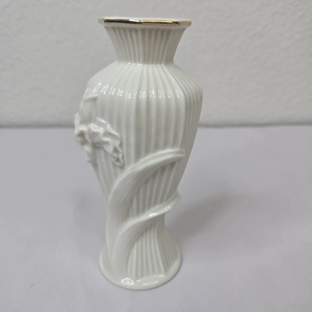 Lenox Iris Vintage Bud Vase Ivory Porcelain With 24K Gold Trim 3D Affect